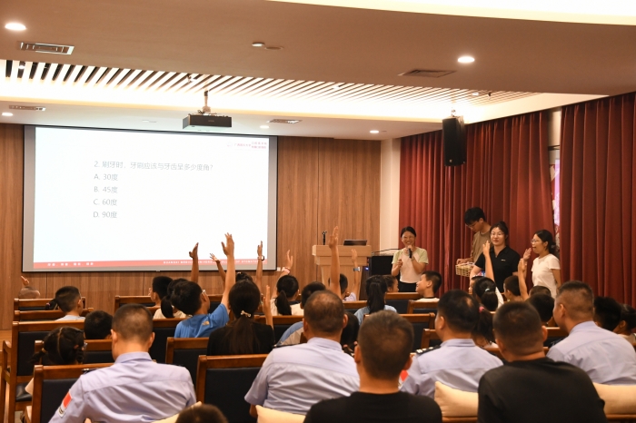 快乐暑假 从“齿”健康开始—— 广西医科大学附属口腔医院暑期口腔科普义诊走进广西边检总站 第 2 张