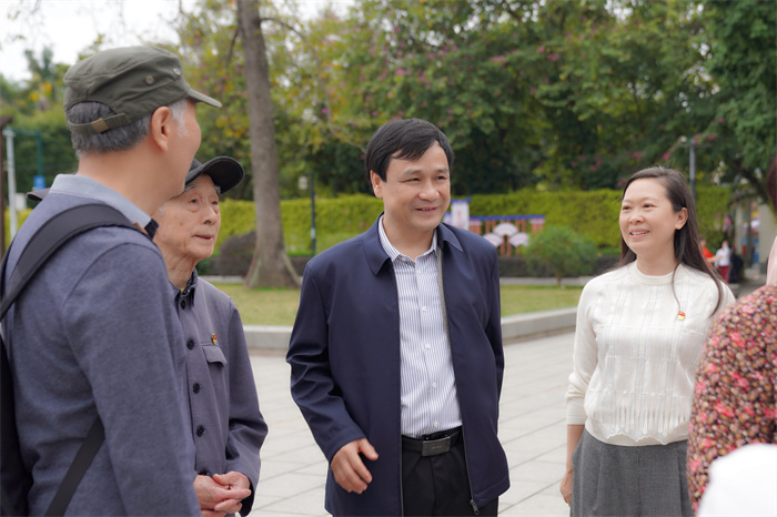 耆青携手绽芳华 银龄健步映初心——我院举办离退休职工 “三八” 妇女节南湖健步走活动 第 4 张