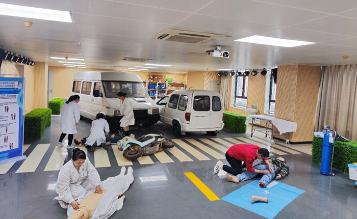 学员参加车祸现场急救情景模拟.jpg