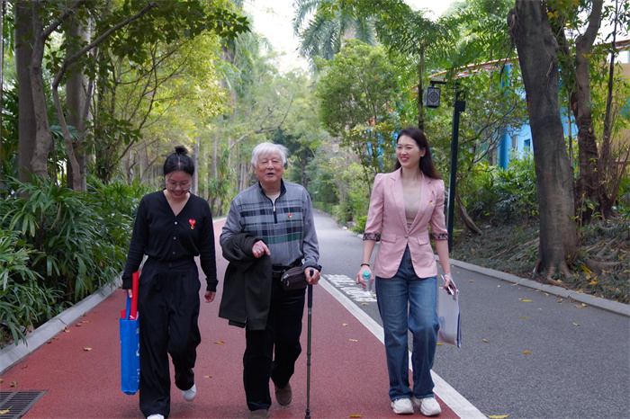 耆青携手绽芳华 银龄健步映初心——我院举办离退休职工 “三八” 妇女节南湖健步走活动 第 5 张