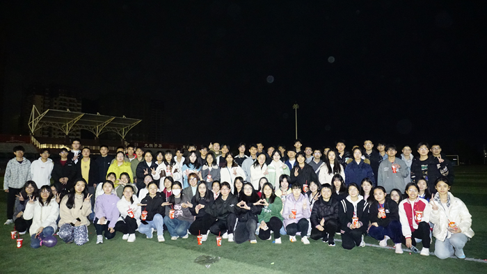 ​待到春来三月八，漫天开满美人花 ——我院举行本科生“三七” 女生节送花活动 第 1 张