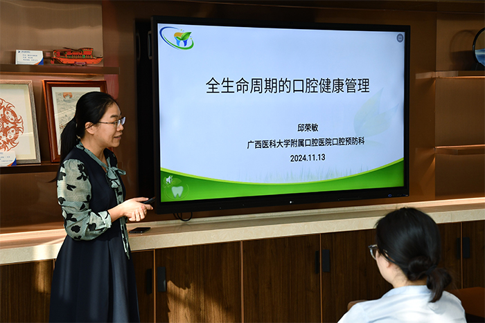 邱荣敏主任进行口腔健康科普讲座（调整）.jpg