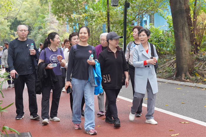 耆青携手绽芳华 银龄健步映初心——我院举办离退休职工 “三八” 妇女节南湖健步走活动 第 6 张