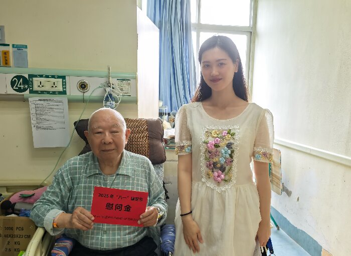 共话军民情 聚力促发展——广西医科大学附属口腔医院开展“八一”建军节慰问 第 2 张