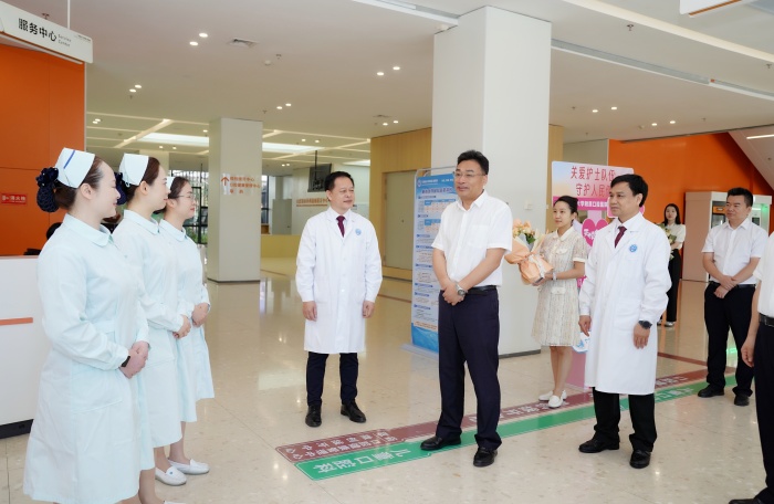 自治区卫生健康委主任杜振宗到我院慰问护理工作者 第 3 张