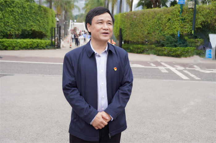 耆青携手绽芳华 银龄健步映初心——我院举办离退休职工 “三八” 妇女节南湖健步走活动 第 2 张