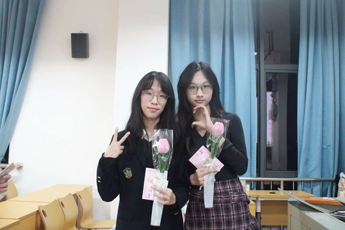 ​待到春来三月八，漫天开满美人花 ——我院举行本科生“三七” 女生节送花活动 第 2 张