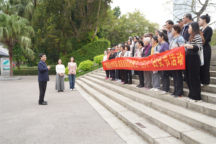 耆青携手绽芳华 银龄健步映初心——我院举办离退休职工 “三八” 妇女节南湖健步走活动 第 3 张
