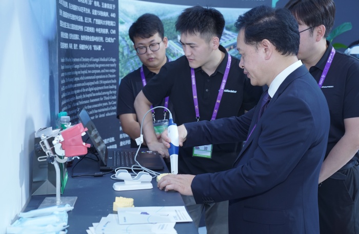 以AI赋能守护口腔健康&mdash;&mdash;广西医科大学附属口腔医院亮相第22届中国&mdash;东盟博览会 第 3 张