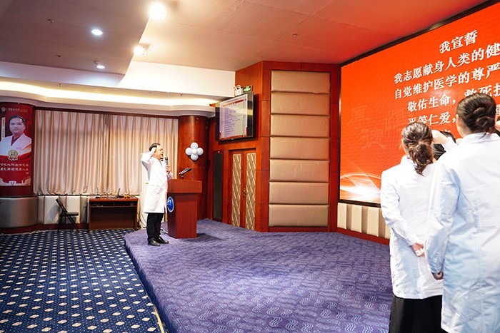 廖红兵院长领誓医学生誓词.JPG