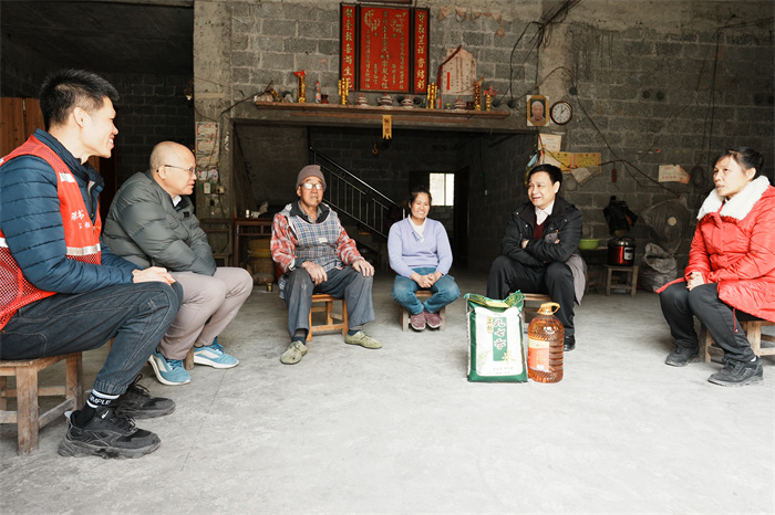 我院党委书记韦锦斌带队赴马山县里当瑶族乡龙琴村开展新春慰问走访活动 第 5 张