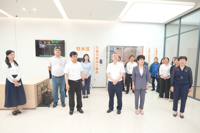 党建引领促发展 政医协同护齿健——我院与五象新区规划建设管委会多个党支部开展党建联建活动 第 1 张