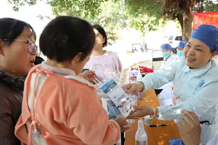 医心向党 “颌”你同行——我院口腔颌面外科党支部开展健康口腔义诊进社区活动 第 3 张