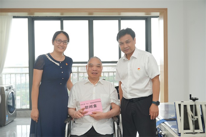 附属口腔医院开展2025年“七一”前夕走访慰问活动 第 2 张