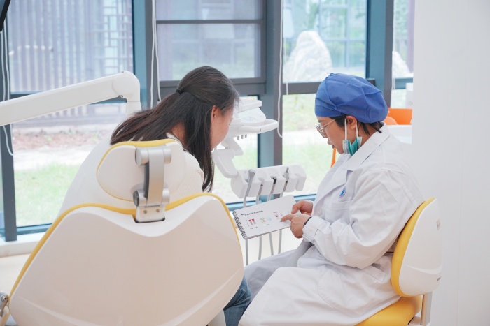 党建引领促发展 政医协同护齿健——我院与五象新区规划建设管委会多个党支部开展党建联建活动 第 8 张