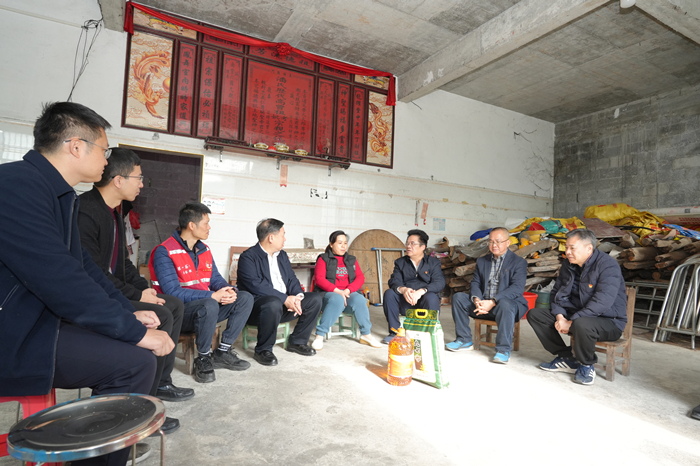 曾志羽校长带队到我院定点帮扶村马山县里当瑶族乡龙琴村开展乡村振兴调研慰问 第 1 张