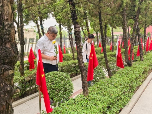 缅怀先烈 赓续精神&mdash;&mdash;我院口腔综合科党支部与离退休党支部联合开展主题党日活动 第 2 张