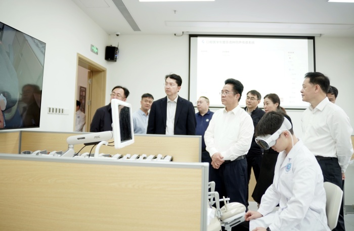 曾志羽校长带队到五象院区调研指导 第 1 张