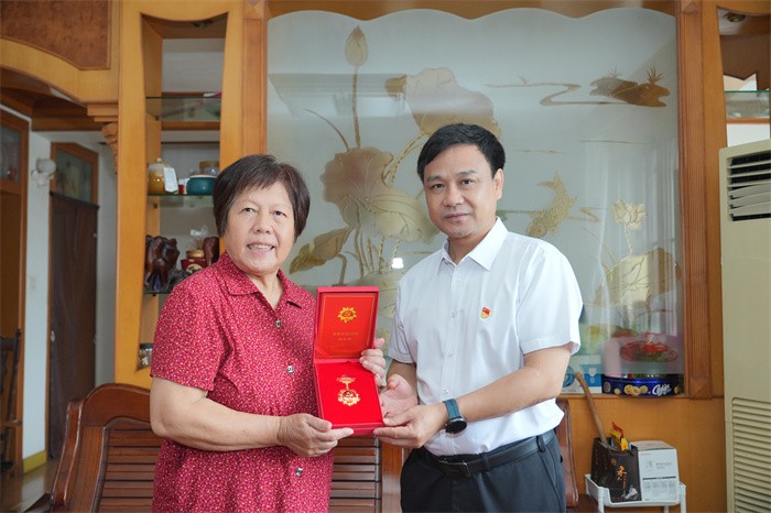 附属口腔医院开展2025年“七一”前夕走访慰问活动 第 6 张