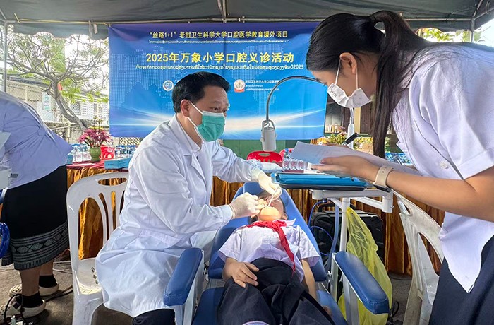 义诊现场(官网用).jpg