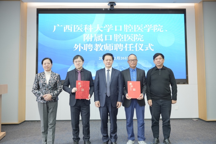 医院领导与贺刚、杜靖两位专家合影.jpg