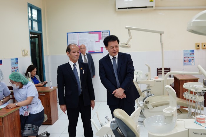 2. 参观老挝卫生科学大学口腔医学院_副本.jpg