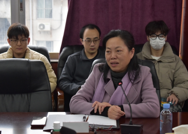 农晓琳副院长参加座谈会.jpeg