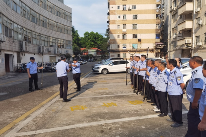 警医联动筑防线 筑牢医院安全屏障——我院联合滨湖派出所开展治安保卫及应急处突演练 第 4 张