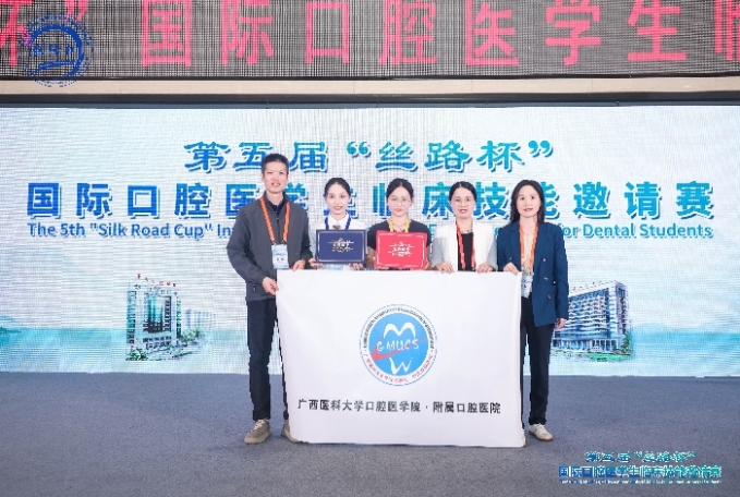 师生团队合影.jpg