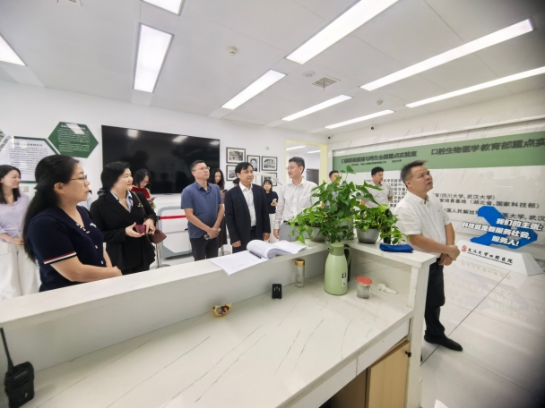 参观口颌系统重建与再生全国重点实验室（武汉分室）.jpg